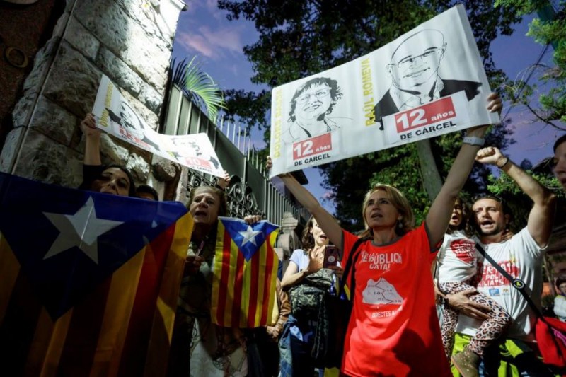 Външно зове: Не ходете в Барселона, чакат ви улични боеве, барикади и протести