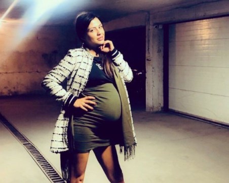 Деси Цонева показа новородената си дъщеричка