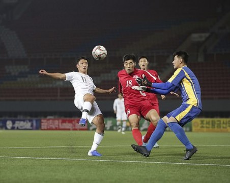 Историческият мач между двете Кореи се превърна във война без публика