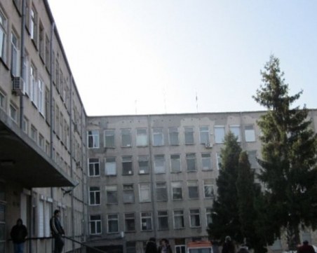 Проверяват болницата в Павликени заради забравената в скенера жена