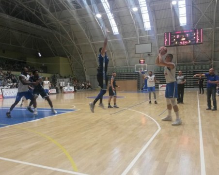 Зрител на мача на Академик Бултекс 99 ще спечели вечеря за двама