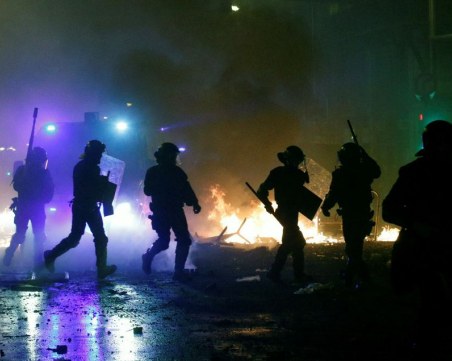 Безредиците в Барселона продължават – водни оръдия и сблъсъци в поредния ден на протест