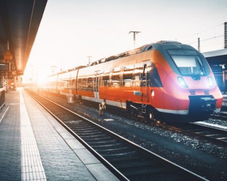 Мъж застана пред влак заради закъснялата си съпруга