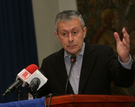 Паси: Макрон тласка Балканите към Русия, Захариева може да промени поведението на Франция