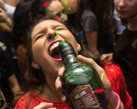 Рядкото здраво препиване е по-безопасно от честото пиене по малко