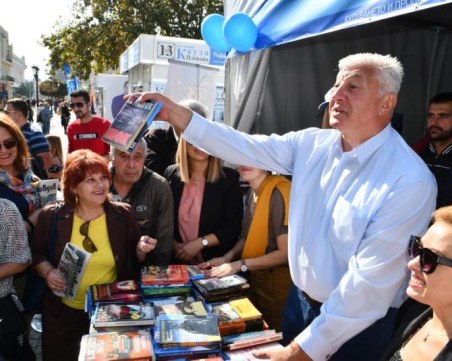 Здравко Димитров подари над 400 книги в инициативата от 