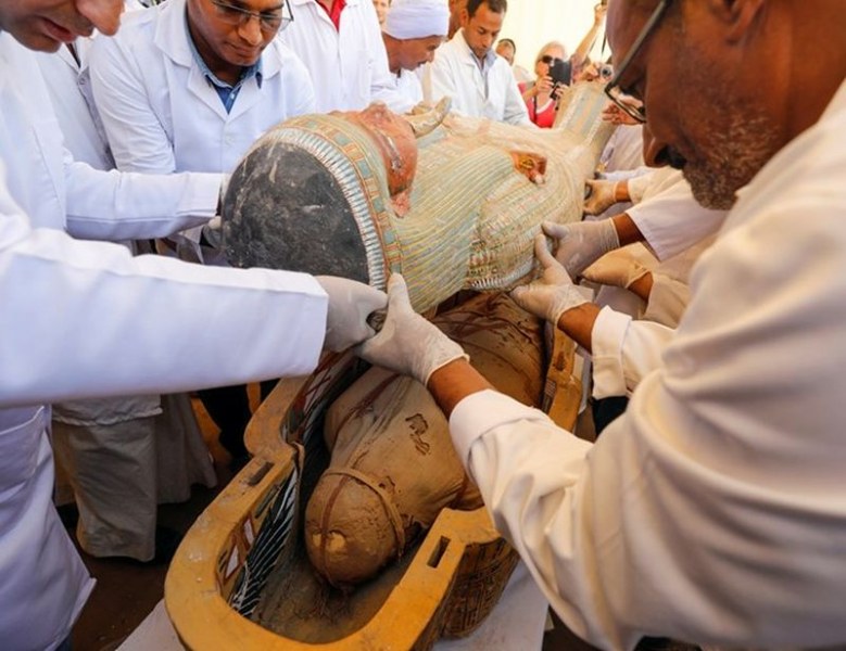 Египет представи 30 древни саркофага с мумии, открити миналата седмица