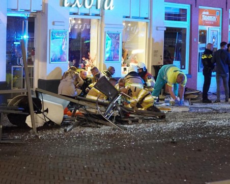 Автомобил се вряза в група хора, петима са ранени