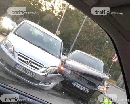 Две коли се сблъскаха на ЖП линиите в Пловдив
