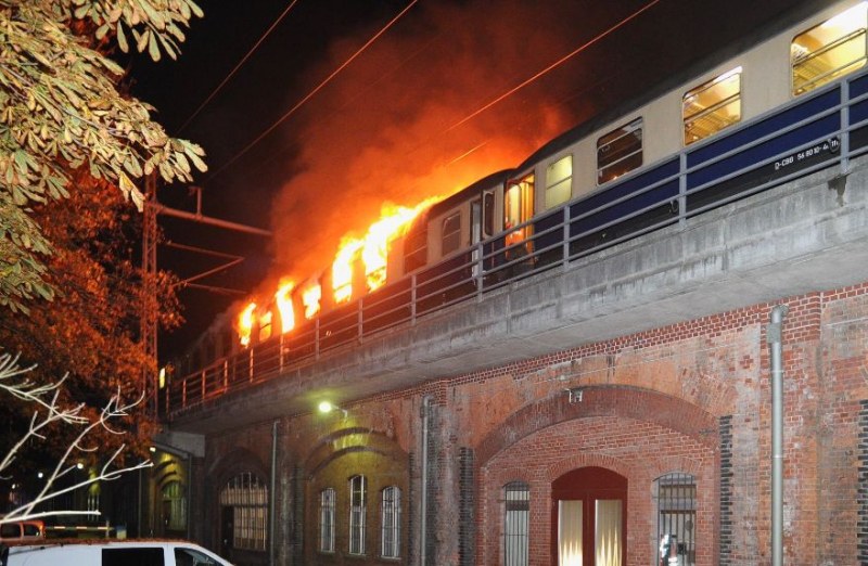 Пожар избухна във влак с футболни фенове в Германия, има ранени