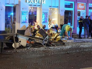 Автомобил се вряза в група хора, петима са ранени
