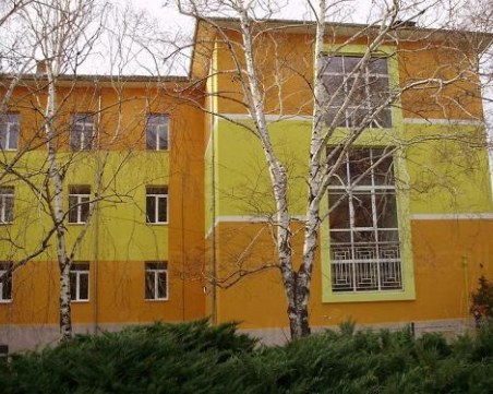 Карловци нахлуха пияни в двор на училище, вдигнаха скандал на директора