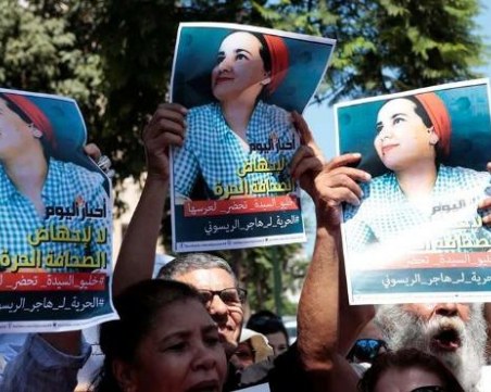 Кралят на Мароко помилва журналистка, осъдена за секс и аборт преди брака