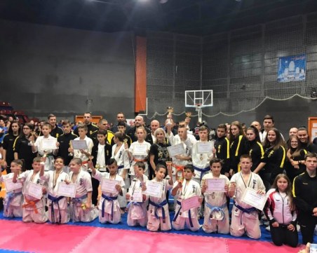 Малките каратеки на Тракия с 16 медала от Националната купа