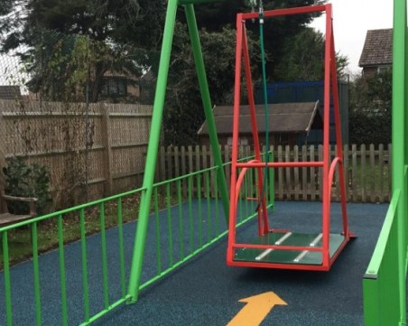 Вандалщина! Потрошиха единствената люлка за деца в инвалидни колички у нас