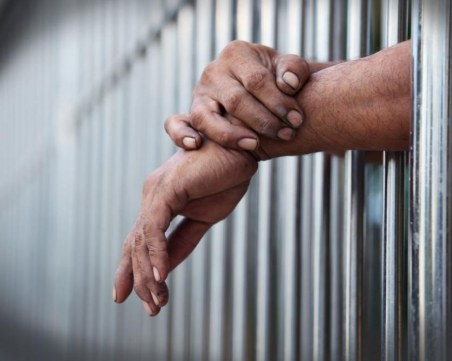 18-годишен скочи на полицаи в Пловдив, арестуваха го