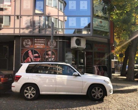 Кандидат-кмет отново погази закона, паркира в кръстовище