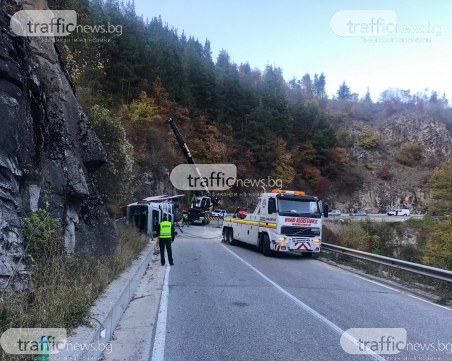 Тир се обърна на пътя Пловдив - Чепеларе, вдигат го с тежкотоварна техника