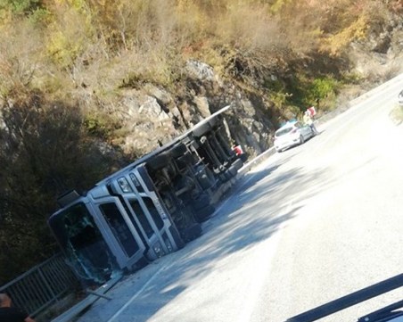 Тир се обърна на пътя Смолян-Асеновград