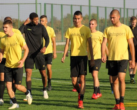 11 юноши на Ботев тренираха с мъжкия отбор