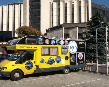 Англичани убеждават, че Земята е плоска, раздават флаери на 