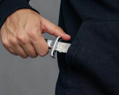 Баща намушка с нож 7-годишното си дете