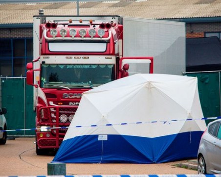 Борис Джонсън потресен от 39-те трупа в български камион