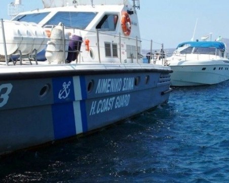 Катер на гръцката брегова охрана се вряза в лодка с мигранти