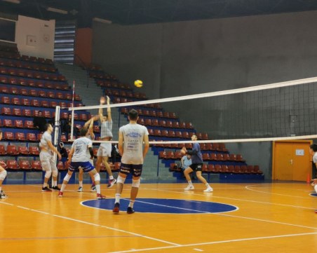 Локомотив победи Виктория Волей в последната контрола