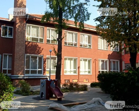Мазилка пада от сградата на пловдивска забавачка! Зданието - санирано, но наполовина