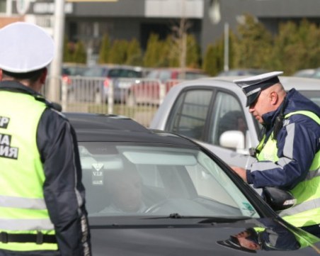 Пътен полицай, хванат да спи по време на работа, се размина без санкции