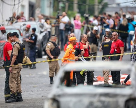 Самолет се разби на улица в Бразилия! Трима са загинали