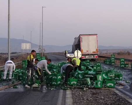 Бира и зърно покриха главния път Е-79 след две катастрофи край Благоевград