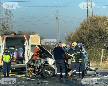 Тежка катастрофа на входа на София! Пожарникари режат ламарини, за да стигнат до хората