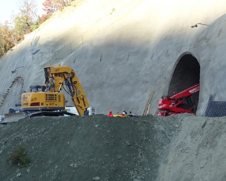 Укрепват стените на най-дългия тунел у нас, изкопната дейност продължава