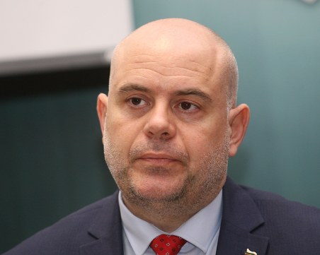 ВСС избра с 20:4 гласа Гешев за главен прокурор след 10 часа, 107 въпроса, бомбена заплаха и протести