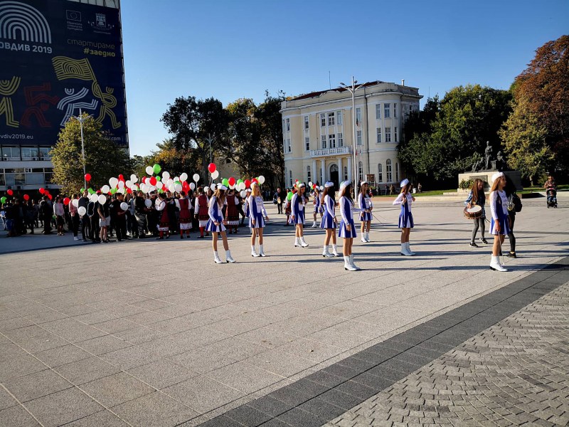 Гайди огласиха Главната улица! Мажоретки и момичета в носии поведоха празнично шествие