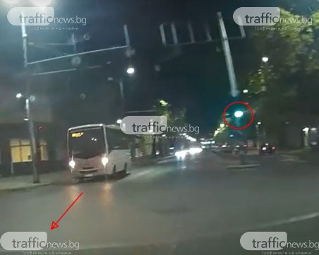На косъм от меле в Пловдив: автобус профуча на червено, засича кола на кръстовище