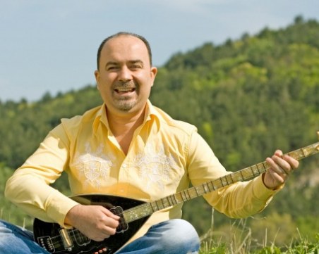 Орхан Мурад с акт за агитация на чужд език в ромската махала на Пещера