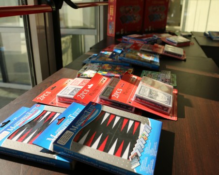 Табла, филми и медсестри за клетниците, които  носят чувалите с бюлетини в 