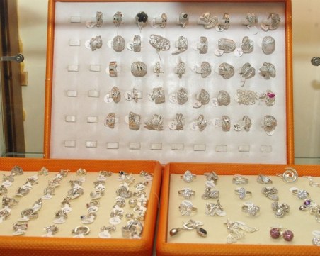 Заради пръстен: Бижутериен магазин в пловдивски мол отнесе глоба, клиент си тръгна без касов бон