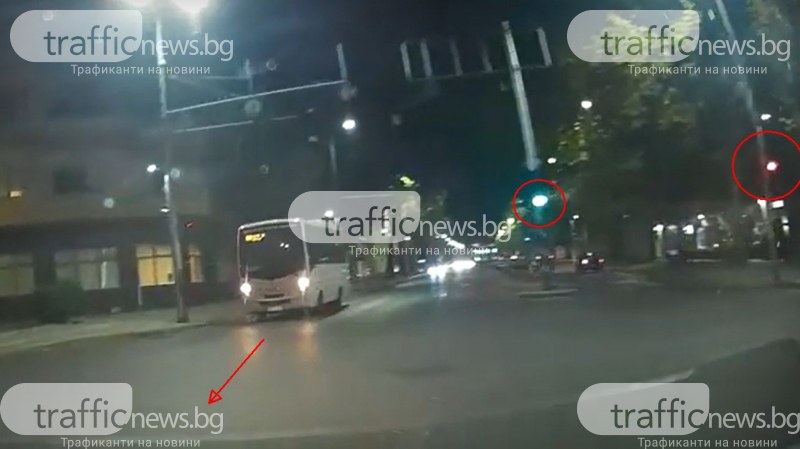 На косъм от меле в Пловдив: автобус профуча на червено, засича кола на кръстовище
