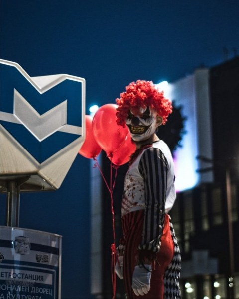Ужасяващ клоун плаши столичани в метрото