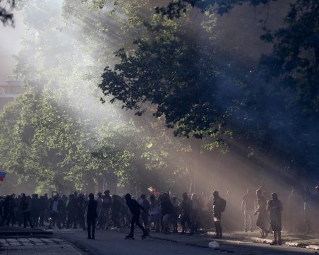 Евакуираха чилийския парламент заради безредици