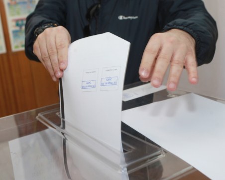 Запечатват над 11 800 избирателни секции преди вота утре