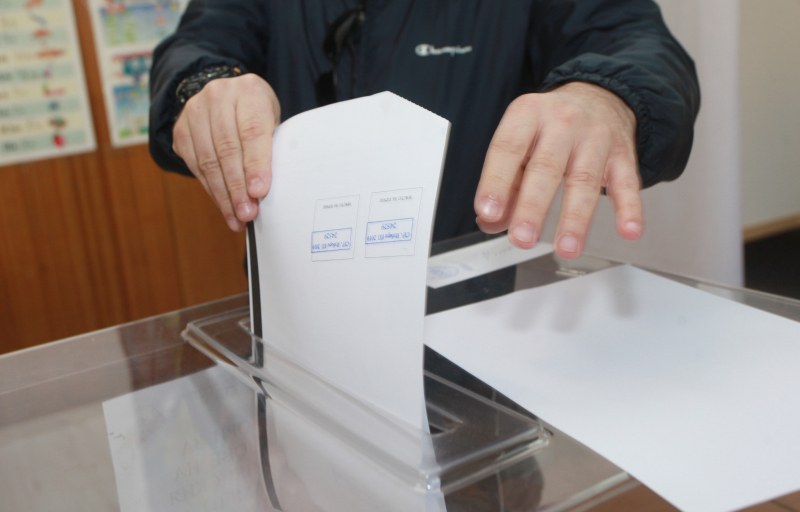 Запечатват над 11 800 избирателни секции преди вота утре