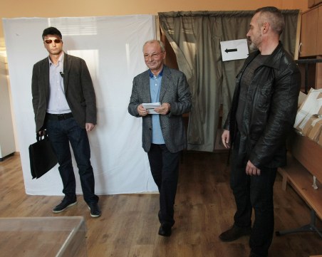 Ахмед Доган гласува в София, охраняван от НСО