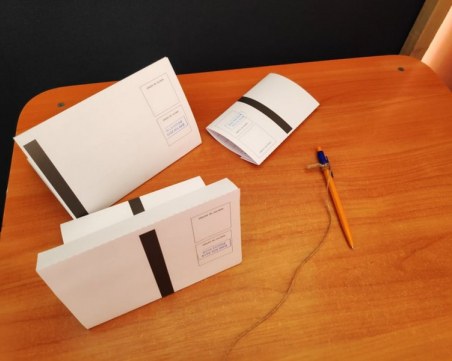 Полицаи изведоха мъж с фотоапарат от избирателна секция в столичния 