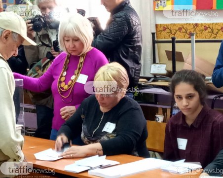 Над 15 000 пловдивчани минаха през урните за три часа