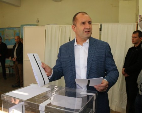 Радев: Няма да действам под натиск при подписване на указа за Гешев